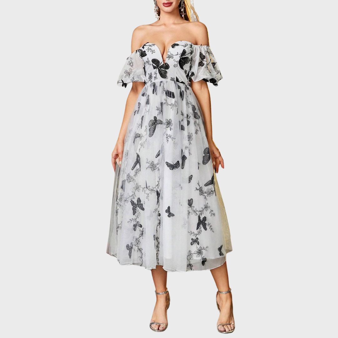 Monochrome Magic: Off-shoulder midiklänning med fjärilsmönster