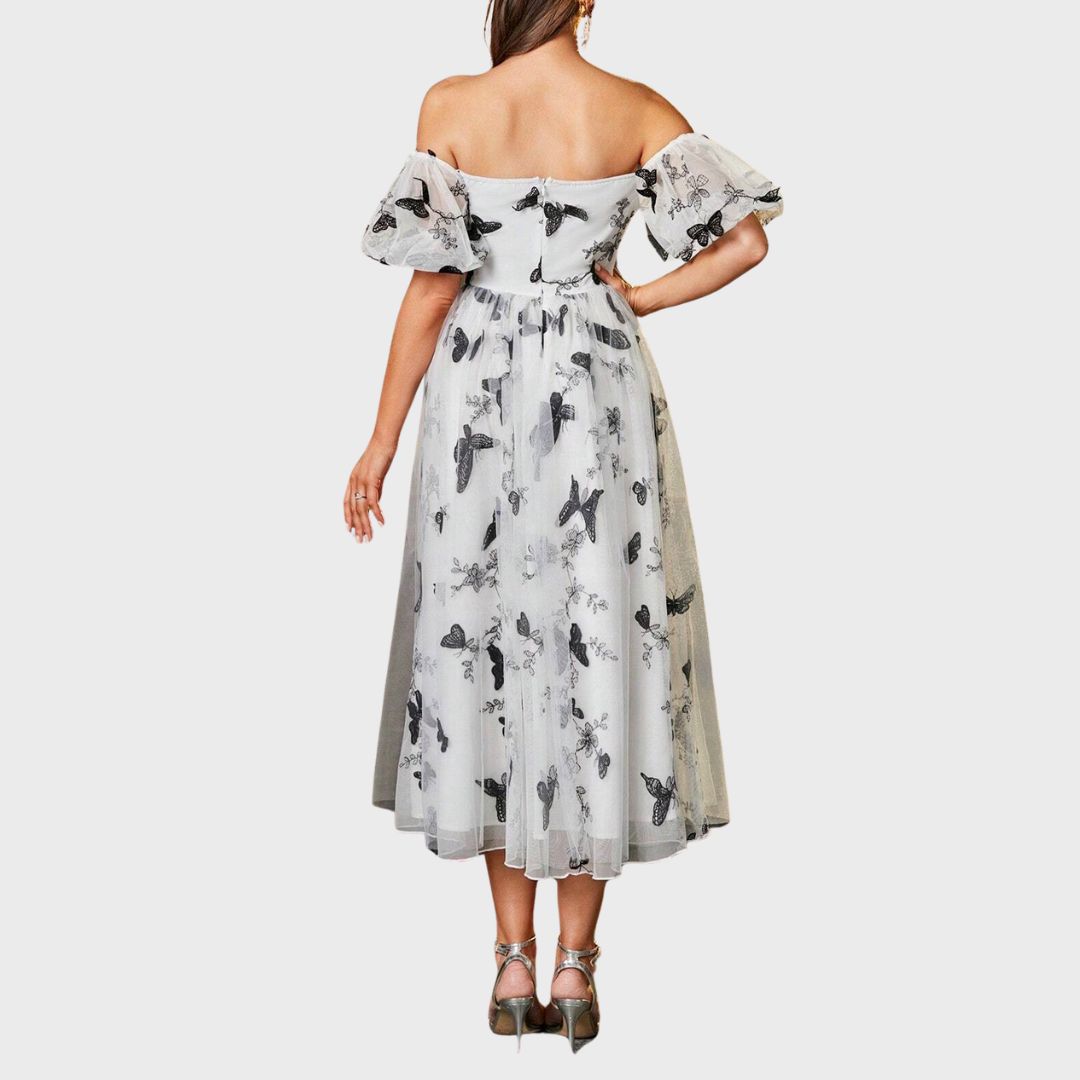 Monochrome Magic: Off-shoulder midiklänning med fjärilsmönster