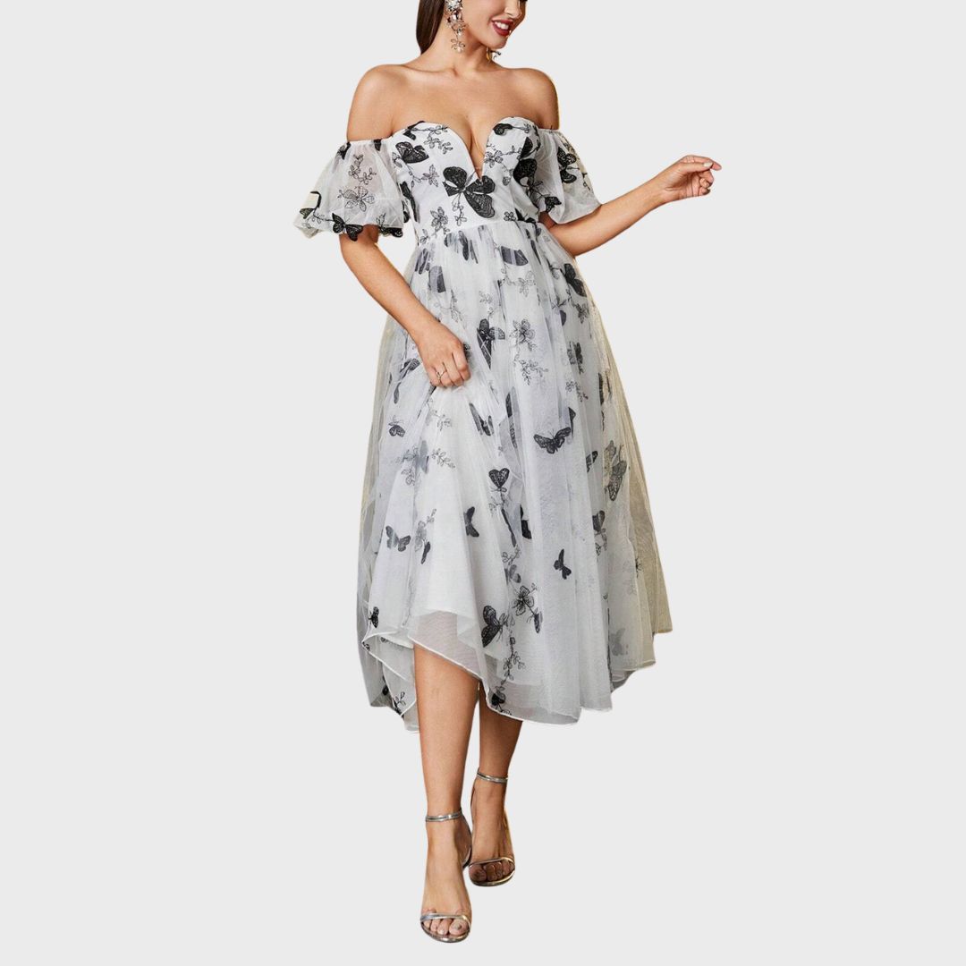 Monochrome Magic: Off-shoulder midiklänning med fjärilsmönster